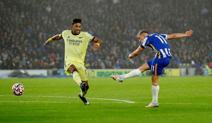 Cầu thủ Arsenal bị hút vào lối chơi của chủ nhà