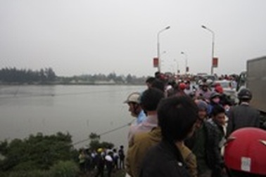 Nam học sinh mất tích, bỏ lại sách vở bên thành cầu