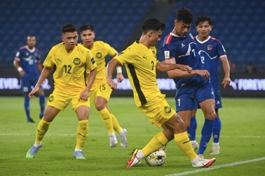 Malaysia thắng chật vật Nepal, dâng ngôi đầu bảng cho đội tuyển Việt Nam