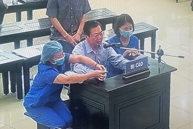 Cựu Bộ trưởng Vũ Huy Hoàng: "Sức yếu, tôi vẫn ra tòa để bảo vệ danh dự!"