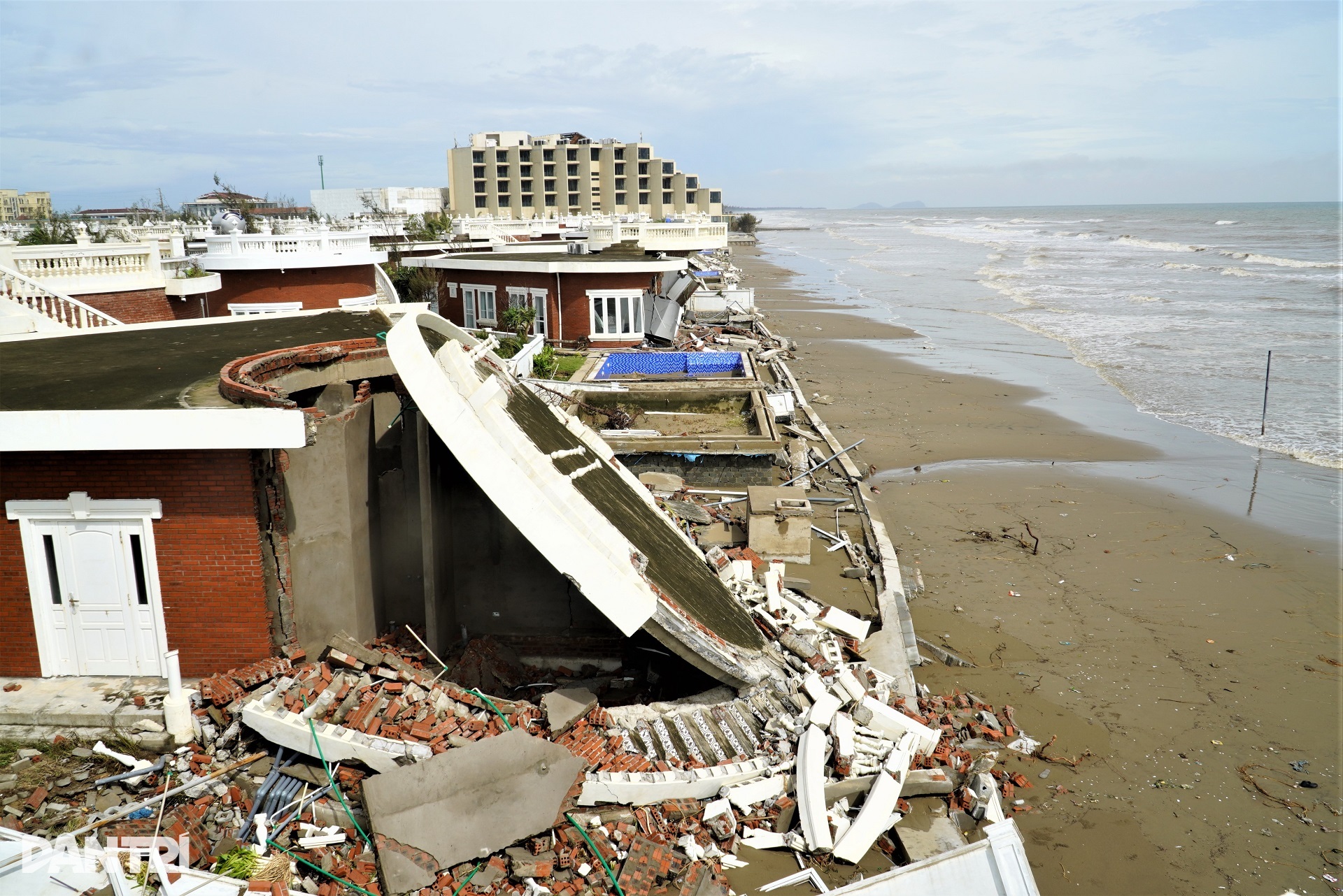 Hàng chục căn villa sang trọng đổ gục trong bão Bualoi - 1 Hàng chục căn villa sang trọng đổ gục trong bão Bualoi - 1