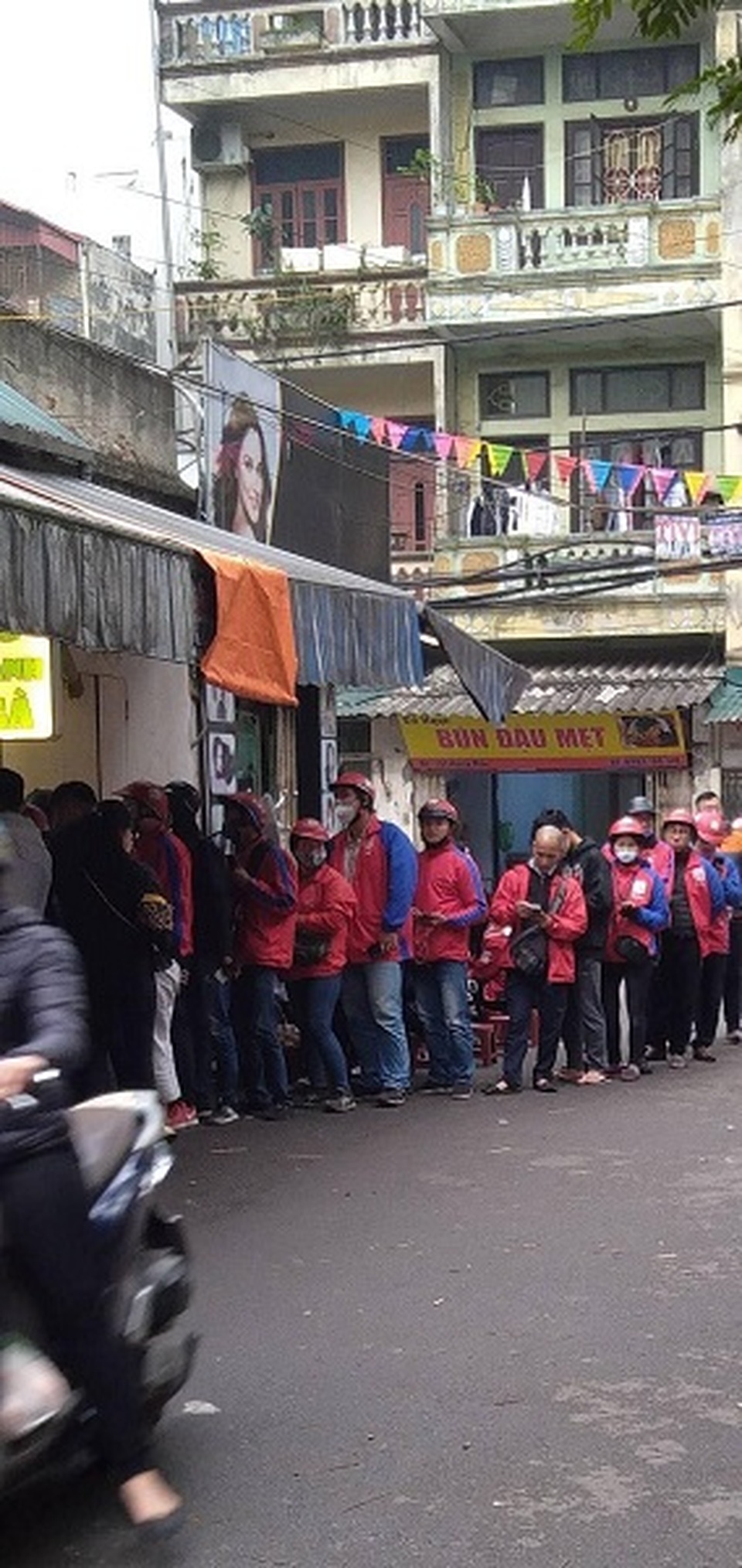 Nghề dắt xe ra đường là có tiền, thu nhập khủng mùa dịch Covid-19 - 1 Nghề dắt xe ra đường là có tiền, thu nhập khủng mùa dịch Covid-19 - 1