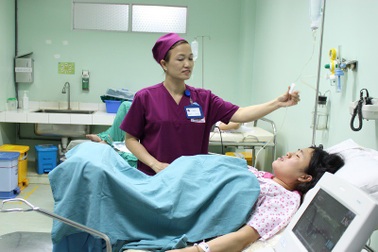 Sinh con tại nhà “thuận tự nhiên”: Phản khoa học, chết cận kề