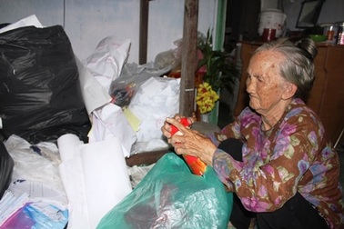 Bà lão gần 80 tuổi nhặt phế liệu nuôi cháu mồ côi ăn học