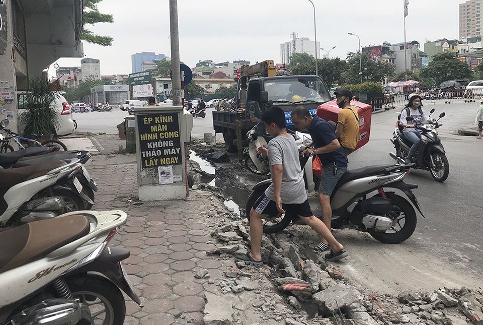 Phá dỡ hàng loạt bục bệ bít cống gây úng ngập trên phố Hà Nội - 10 Phá dỡ hàng loạt bục bệ bít cống gây úng ngập trên phố Hà Nội - 10