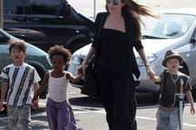 Angelina Jolie đưa ba con đi mua sắm