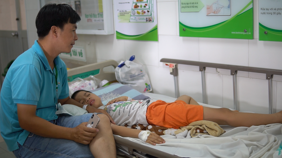 Dùng bữa tại trường, gần 100 học sinh có biểu hiện ngộ độc thực phẩm - 5 Dùng bữa tại trường, gần 100 học sinh có biểu hiện ngộ độc thực phẩm - 5