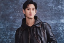 Kim Soo Hyun được bảo vệ nghiêm ngặt trong lần đầu lộ diện
