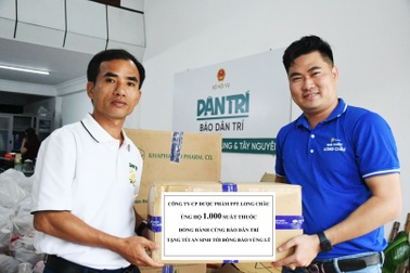 Dược phẩm Long Châu cùng báo Dân trí hỗ trợ thuốc tới bà con vùng lũ