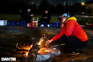 Mùa đông gõ cửa, người Hà Nội đốt lửa sưởi ấm giữa đêm giá lạnh