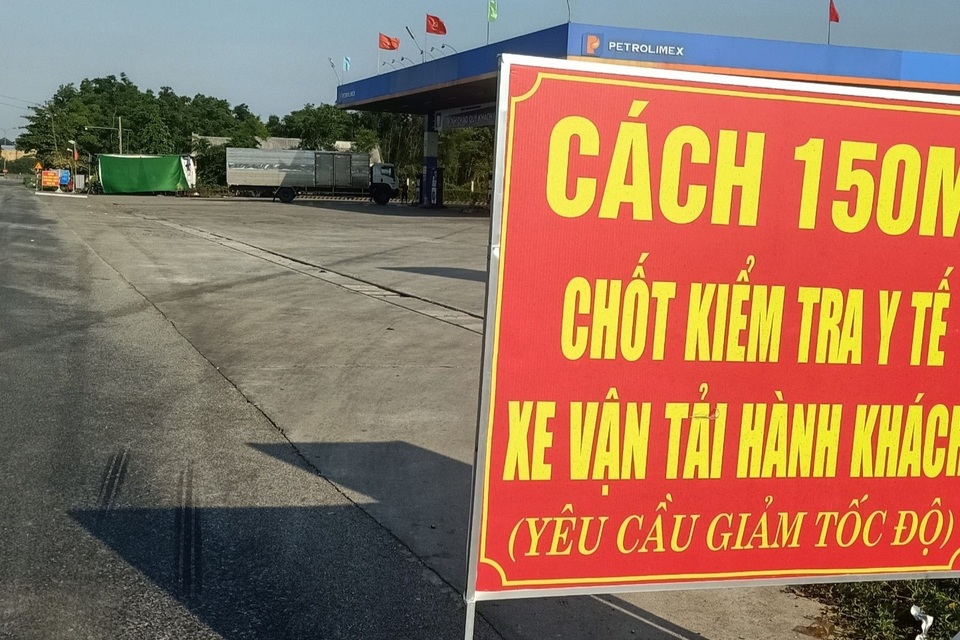 Cận cảnh các chốt kiểm soát dịch Covid-19 được kích hoạt trong đêm - 1 Cận cảnh các chốt kiểm soát dịch Covid-19 được kích hoạt trong đêm - 1