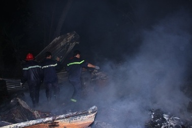 Cháy nhà lúc nửa đêm, 3 bà cháu nháo nhào tháo chạy