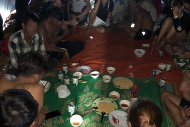 Chủ quán massage tổ chức cho hàng chục người ăn nhậu xuyên đêm