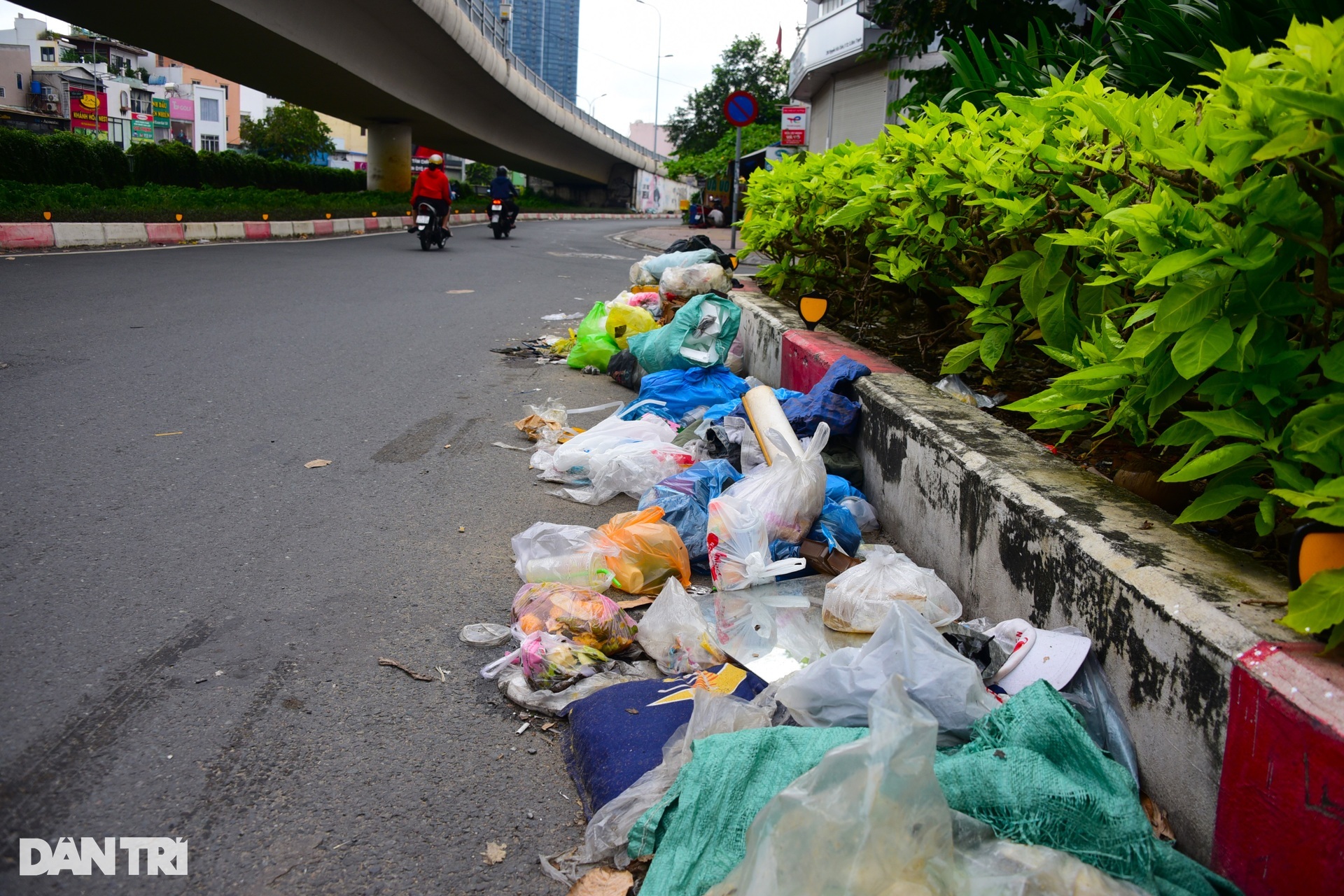 Chính quyền TPHCM nói gì sau phản ánh đường Nguyễn Hữu Cảnh ngập rác? - 1