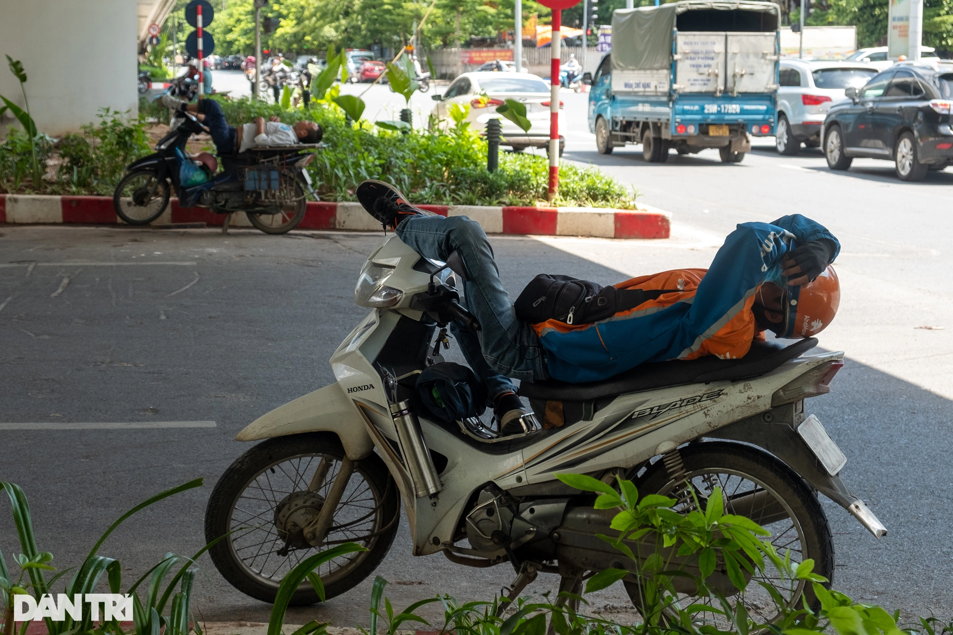 Hà Nội nắng nóng đỉnh điểm, đường phố vắng bóng người giữa trưa - 9 Hà Nội nắng nóng đỉnh điểm, đường phố vắng bóng người giữa trưa - 9