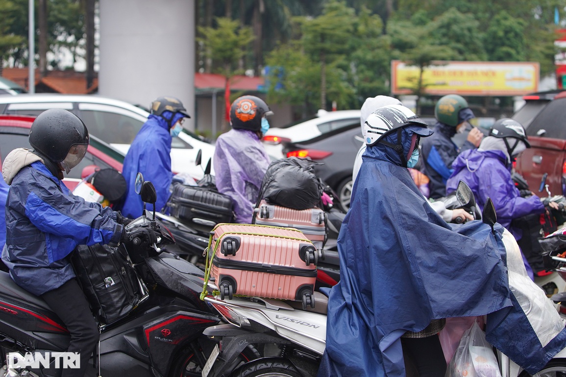 Người dân đội mưa rét trở lại Hà Nội ngày cuối nghỉ Tết, giao thông ùn tắc - 7 Người dân đội mưa rét trở lại Hà Nội ngày cuối nghỉ Tết, giao thông ùn tắc - 7