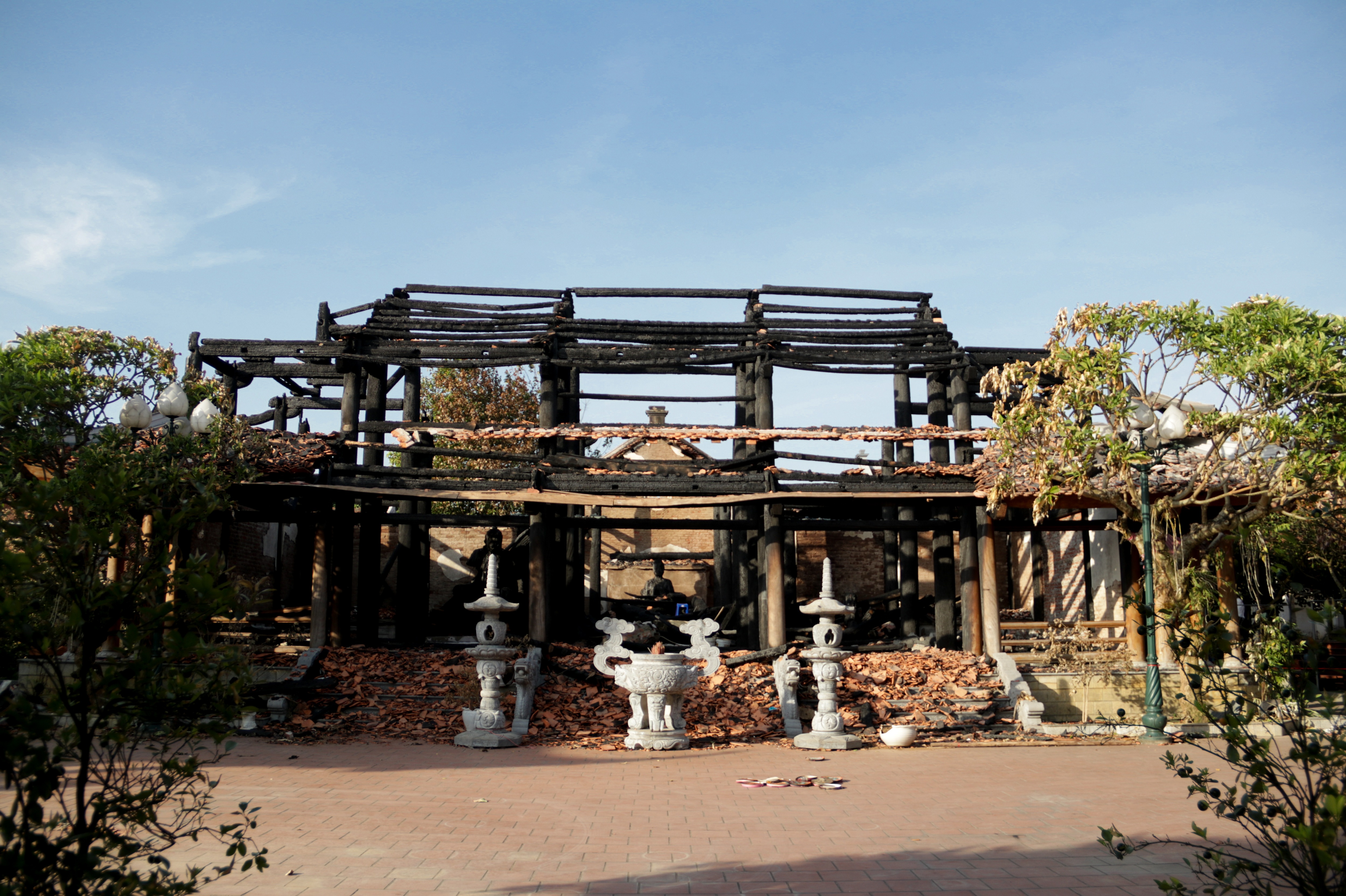 Hà Nội: Ngôi Tam bảo bằng gỗ lim hàng chục tỷ hóa than sau đêm hỏa hoạn - 1