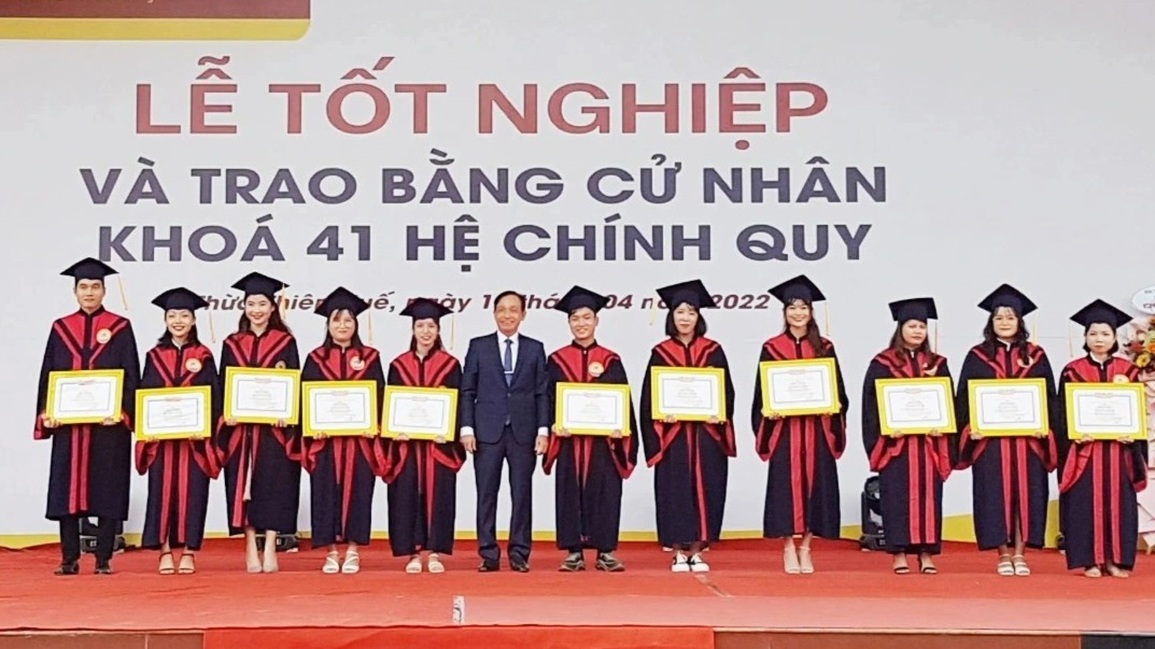 Sinh viên tốt nghiệp hơn một năm mới nhận bằng vì Covid-19 - 2