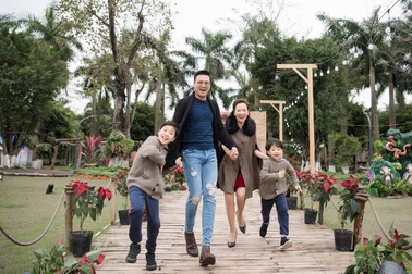 Đan Lê rạng rỡ cùng ông xã Khải Anh chụp ảnh du xuân ngày đầu năm mới