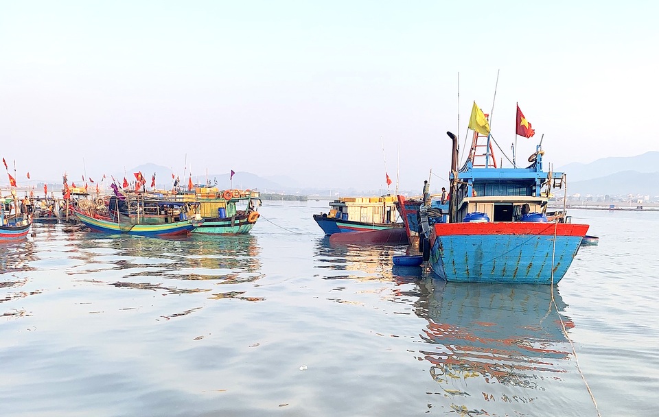 Tàu chở dầu chìm ở cảng cá, khẩn trương xử lý vệt dầu loang - 2 Tàu chở dầu chìm ở cảng cá, khẩn trương xử lý vệt dầu loang - 2