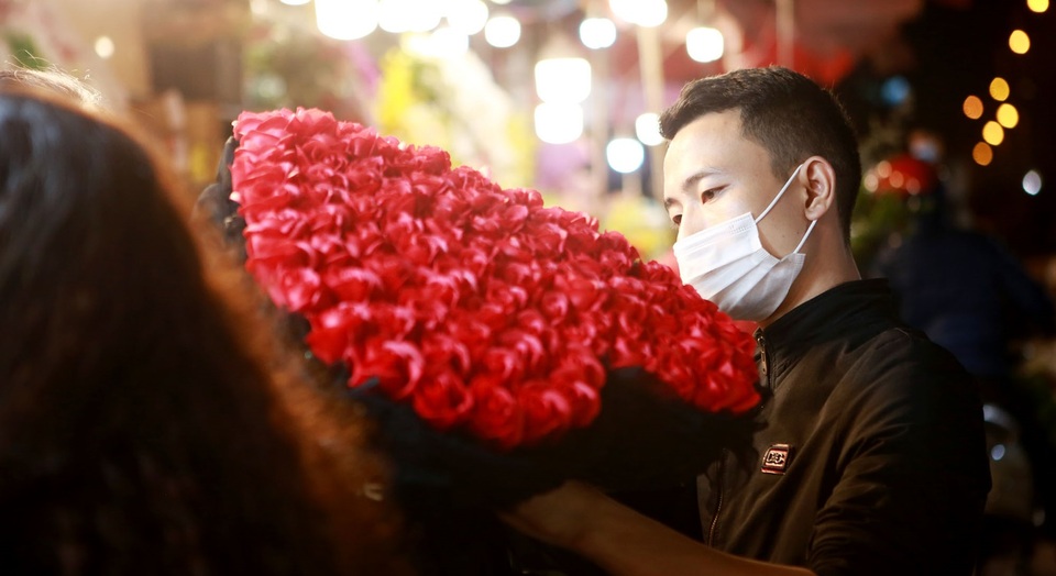 Chợ hoa Quảng An tấp nập ngày 8/3 - 3 Chợ hoa Quảng An tấp nập ngày 8/3 - 3