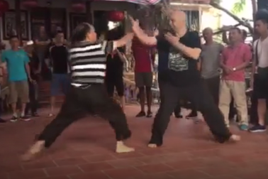 Hai cuộc đấu không chính thống và chiêu trò để nổi tiếng của Pierre Flores