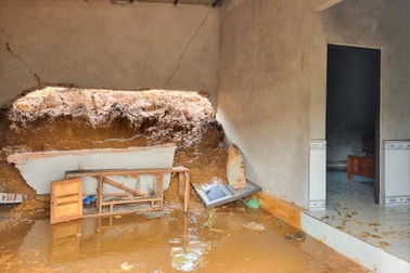 Đất trên đồi sạt lở gây sập tường nhà, di dời khẩn cấp gia đình 5 người