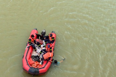 Thiếu niên 16 tuổi nhảy cầu khi đang chở bạn gái về nhà