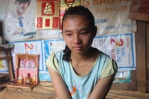 Nước mắt cô bé học giỏi, đi mót cà phê nuôi cha mẹ bị bệnh