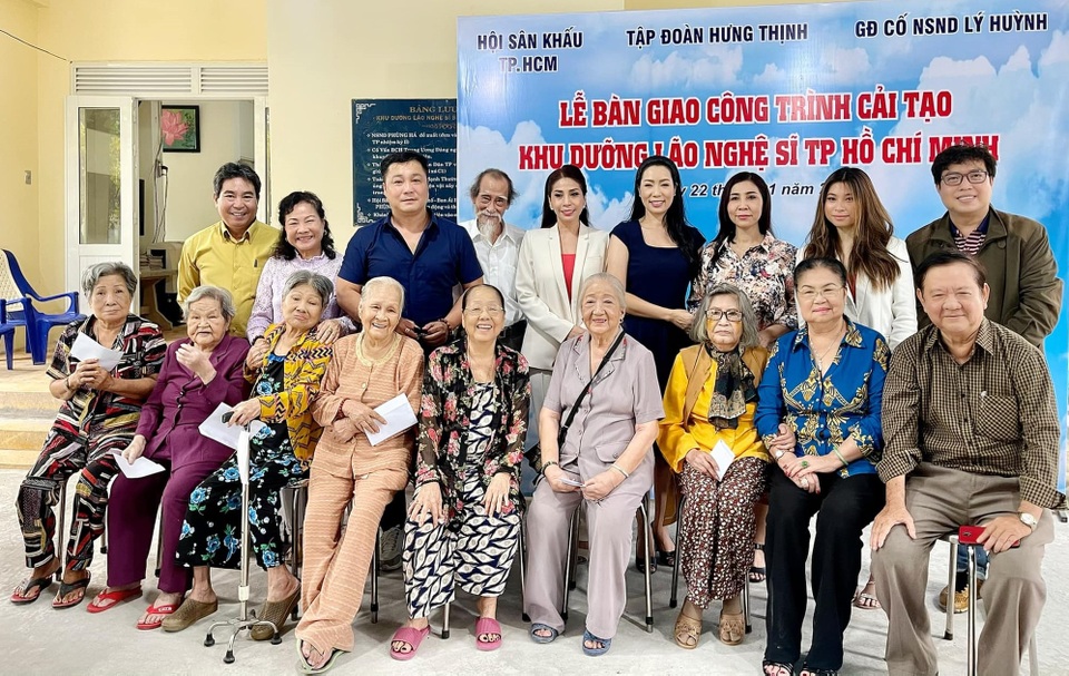 Lý Hùng, Lý Hương bật khóc khi hoàn thành di nguyện của cố NSND Lý Huỳnh - 13 Lý Hùng, Lý Hương bật khóc khi hoàn thành di nguyện của cố NSND Lý Huỳnh - 13