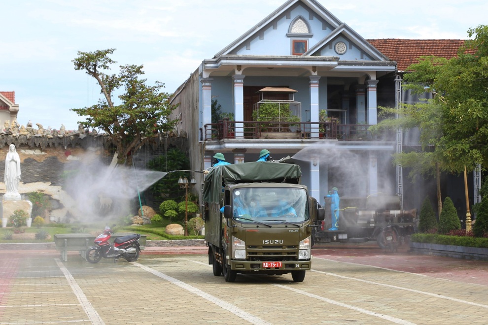 Huy động 4 xe đặc chủng phun khử khuẩn khu vực có nhiều ca nhiễm Covid-19 - 3 Huy động 4 xe đặc chủng phun khử khuẩn khu vực có nhiều ca nhiễm Covid-19 - 3