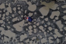 Người dân chật vật qua "ma trận" ổ voi, ổ gà ở TPHCM