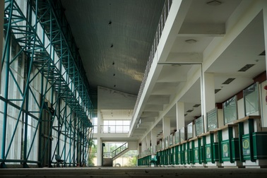 Bụi phủ kín, cỏ vây tứ phía ở bến xe "kỳ lạ" của Đà Nẵng