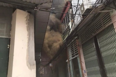 Hà Nội: Nhà dân cháy ngùn ngụt giữa trưa, khói đen bốc cao hàng chục mét