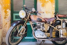 Xe máy cổ rỉ sét thời vua Bảo Đại giá gần 500 triệu