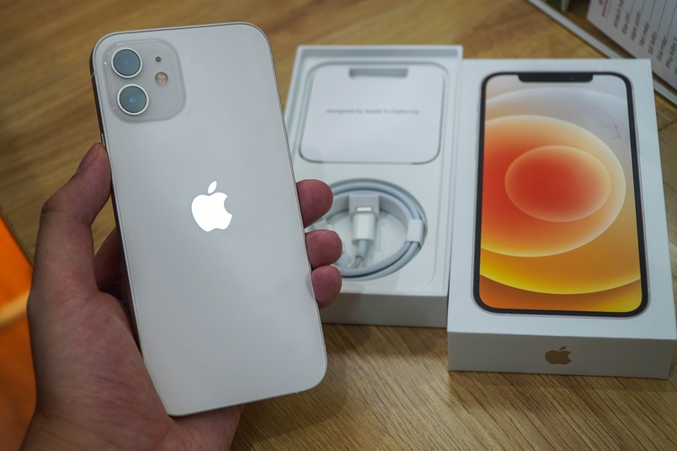 Giá iPhone 12 xách tay liên tục giảm nhưng vẫn đắt hơn máy chính hãng - 2 Giá iPhone 12 xách tay liên tục giảm nhưng vẫn đắt hơn máy chính hãng - 2