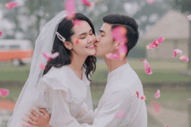 Cầu thủ Duy Mạnh và vị hôn thê tung ảnh cưới lãng mạn sát thềm hôn lễ