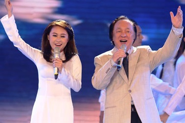 Quốc Trung đưa bố và con gái lên sân khấu