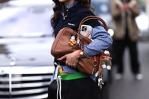 Mốt túi xách gắn đầy phụ kiện độc lạ, bắt mắt