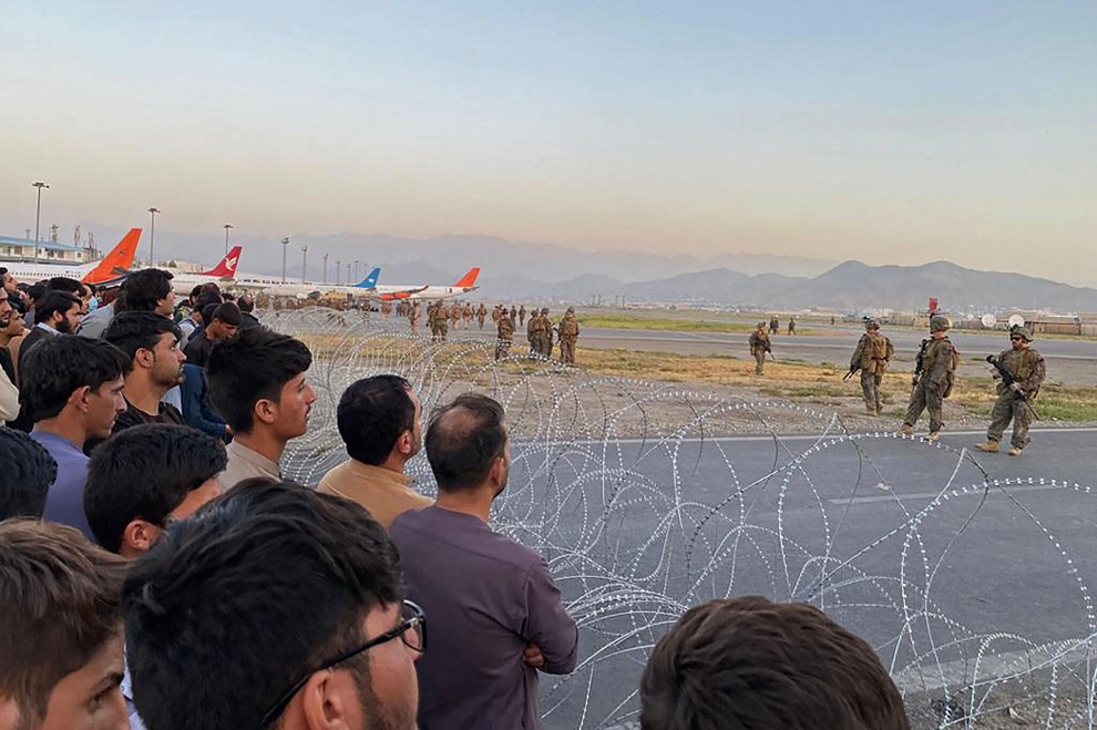 Choáng ngợp hình ảnh bên trong vận tải cơ của Mỹ đưa người rời Afghanistan - 4 Choáng ngợp hình ảnh bên trong vận tải cơ của Mỹ đưa người rời Afghanistan - 4