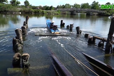 Cầu kéo "không tay, không chân" cõng ghe, tàu vượt cống ở Cà Mau