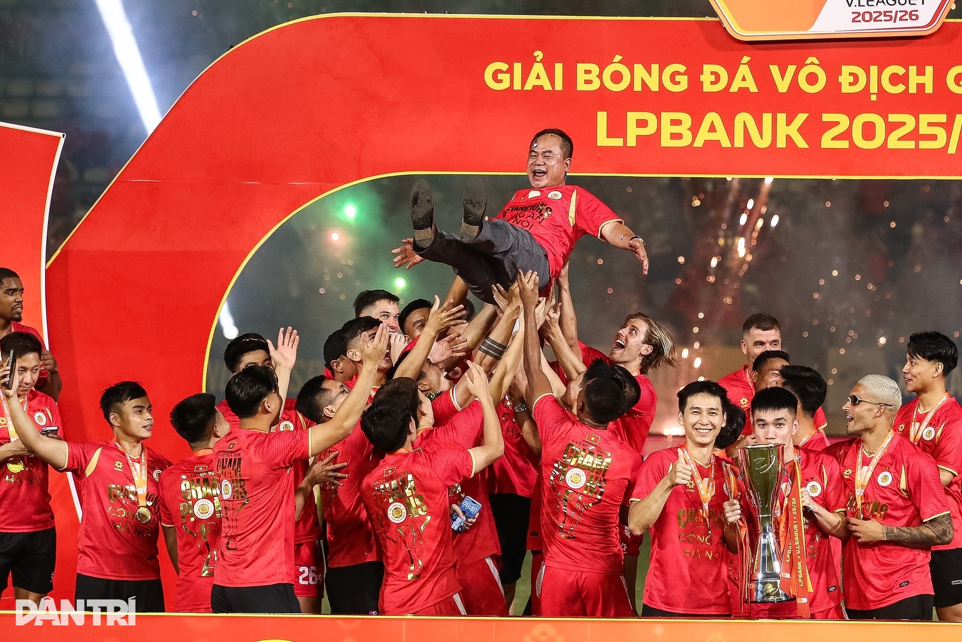 Khoảnh khắc nâng cúp vô địch V-League của CLB Công An Hà Nội - 7