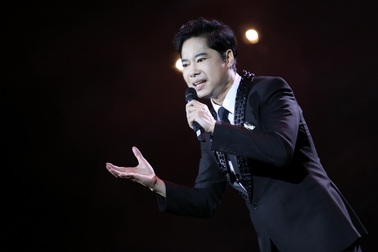 Sau lùm xùm “Giáo sư âm nhạc”, Ngọc Sơn xuất hiện bên dàn danh ca