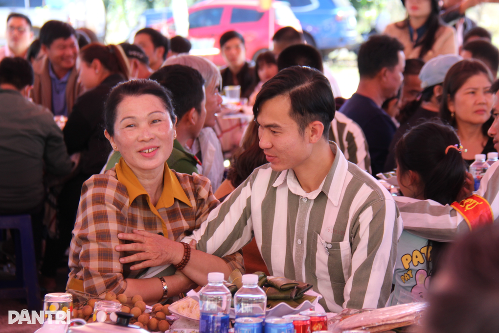 Bữa cơm tất niên ở trại giam và lời xin lỗi mẹ vì thanh xuân lầm lỡ - 3 Bữa cơm tất niên ở trại giam và lời xin lỗi mẹ vì thanh xuân lầm lỡ - 3