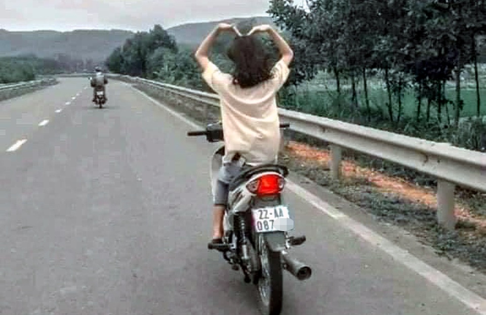 Nữ sinh điều khiển xe máy bằng... một chân - 2 Nữ sinh điều khiển xe máy bằng... một chân - 2
