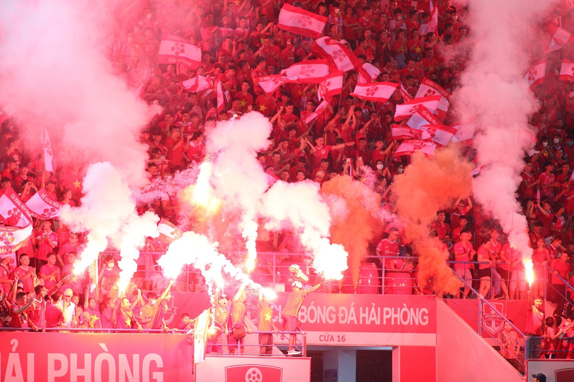 Cúp Tứ hùng và màn pháo sáng tự do gây nguy hiểm trên sân Lạch Tray - 2 Cúp Tứ hùng và màn pháo sáng tự do gây nguy hiểm trên sân Lạch Tray - 2