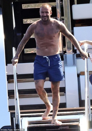 Gia đình Beckham tận hưởng kỳ nghỉ dưỡng trên siêu du thuyền - 8