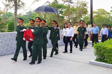 Di dời hài cốt Anh hùng lực lượng vũ trang Nguyễn Minh Nhựt