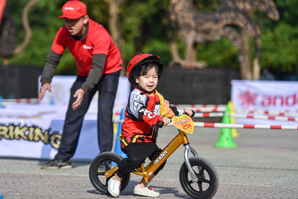 Đua xe thăng bằng siêu tốc độ cùng các tay đua nhí - 7 Đua xe thăng bằng siêu tốc độ cùng các tay đua nhí - 7