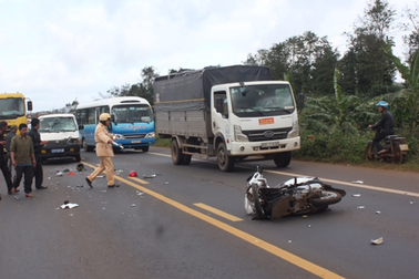 Va chạm với xe biển xanh, 2 cô giáo tử vong